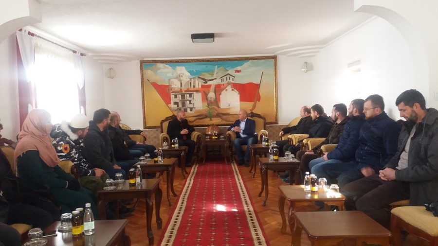 Delegacioni i FJALËS vizituan Kullën e Familjes Jashari