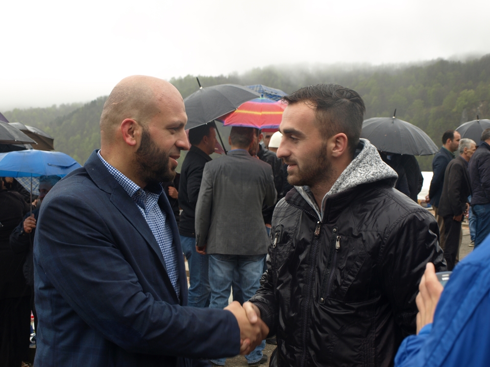 Kryetari i Partisë FJALA Dr.Gëzim Kelmendi vizitoi varrezat e dëshmorëve në Koshare