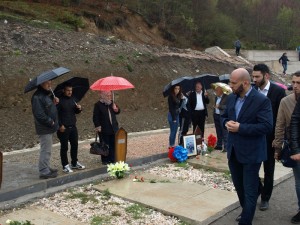 Kryetari i Partisë FJALA Dr.Gëzim Kelmendi vizitoi varrezat e dëshmorëve në Koshare
