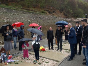 Kryetari i Partisë FJALA Dr.Gëzim Kelmendi vizitoi varrezat e dëshmorëve në Koshare