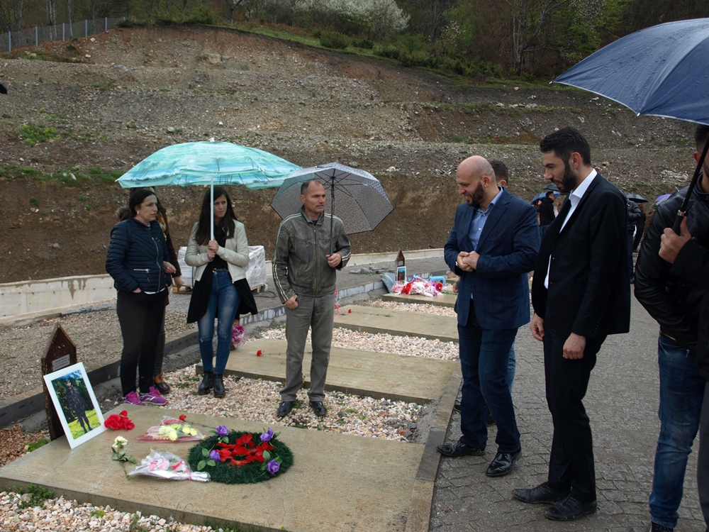 Kryetari i Partisë FJALA Dr.Gëzim Kelmendi vizitoi varrezat e dëshmorëve në Koshare