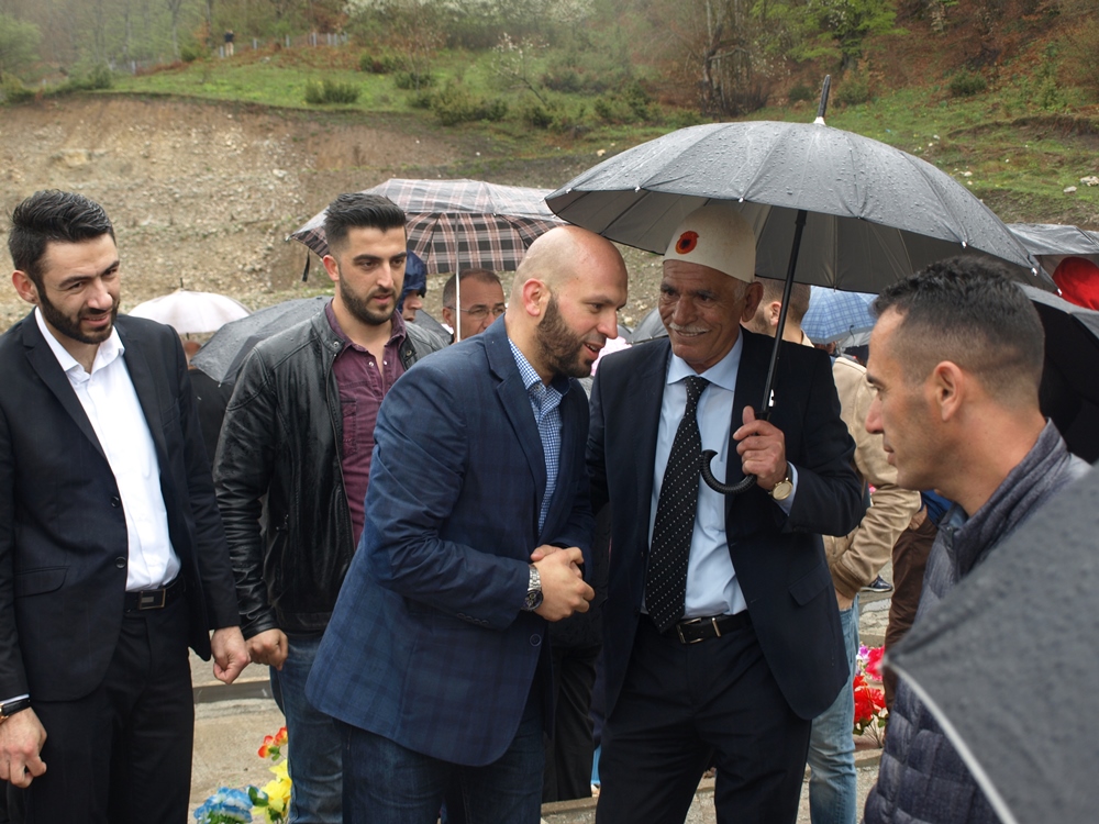 Kryetari i Partisë FJALA Dr.Gëzim Kelmendi vizitoi varrezat e dëshmorëve në Koshare