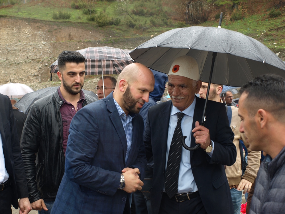 Kryetari i Partisë FJALA Dr.Gëzim Kelmendi vizitoi varrezat e dëshmorëve në Koshare