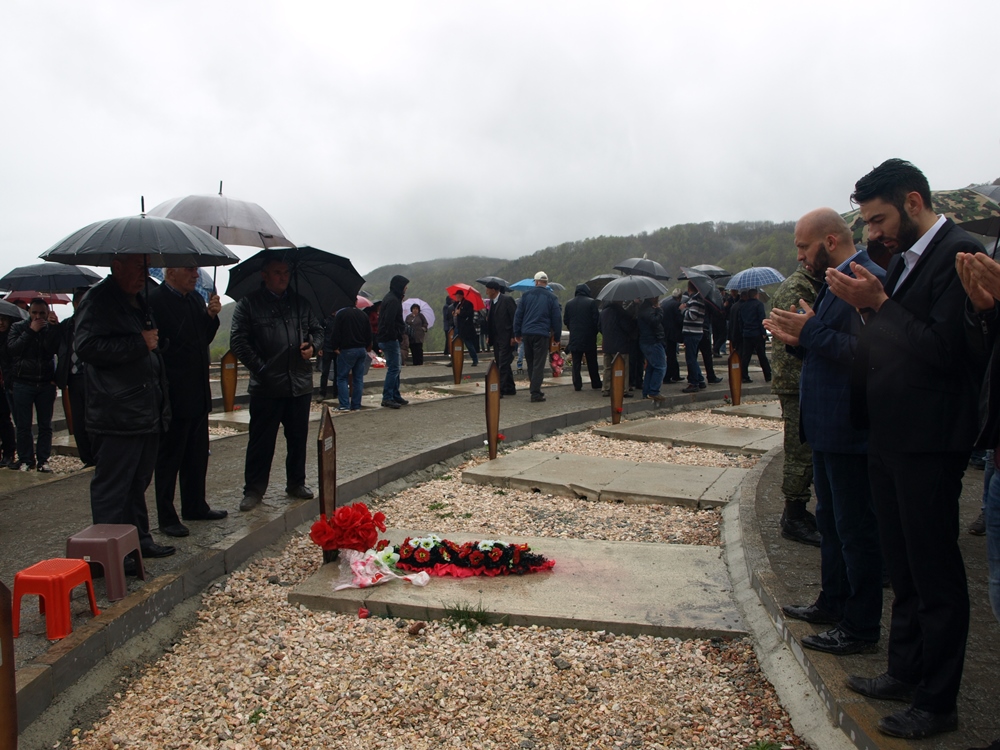 Kryetari i Partisë FJALA Dr.Gëzim Kelmendi vizitoi varrezat e dëshmorëve në Koshare