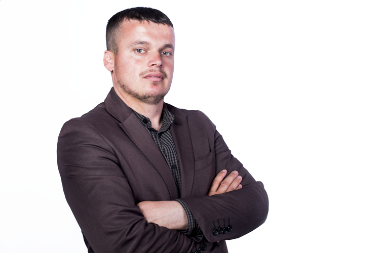 Asambleisti i FJALËS magjistri Berat Dajaku mban fjalimin e dytë rreth Kornizes Afatmesme Buxhetore në Kuvendin Komunal të Skenderajit