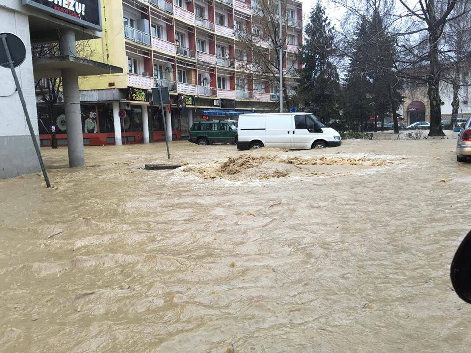 Partia FJALA e brengosur për gjendjën në qytetin e Pejës dhe qytetëve të tjera të Kosovës shkaku i reshjëve të mëdha të shiut