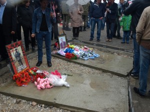 Kryetari i Partisë FJALA Dr.Gëzim Kelmendi vizitoi varrezat e dëshmorëve në Koshare