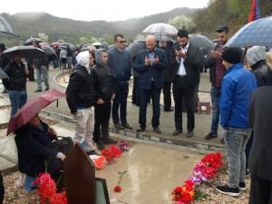 Kryetari i Partisë FJALA Dr.Gëzim Kelmendi vizitoi varrezat e dëshmorëve në Koshare