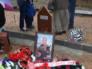 Kryetari i Partisë FJALA Dr.Gëzim Kelmendi vizitoi varrezat e dëshmorëve në Koshare