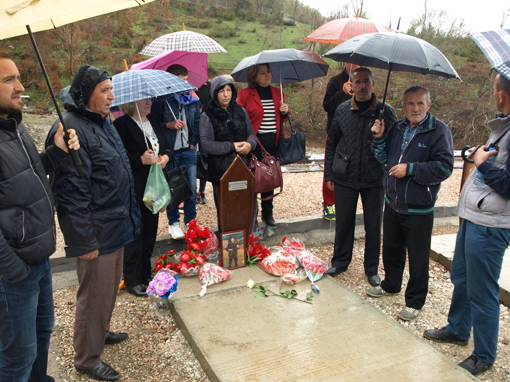 Kryetari i Partisë FJALA Dr.Gëzim Kelmendi vizitoi varrezat e dëshmorëve në Koshare