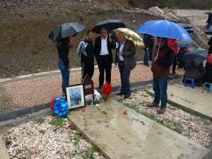 Kryetari i Partisë FJALA Dr.Gëzim Kelmendi vizitoi varrezat e dëshmorëve në Koshare
