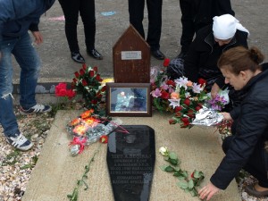 Kryetari i Partisë FJALA Dr.Gëzim Kelmendi vizitoi varrezat e dëshmorëve në Koshare