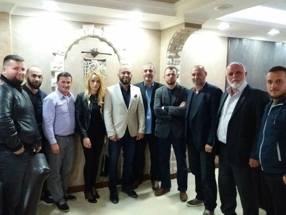 Dr.Gëzim Kelmendi zhvilloi takim në Prizren me kandidatët për deputet nga Partia FJALA