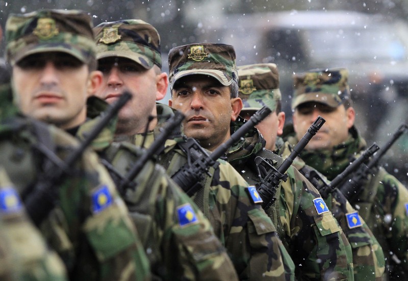 Members of the Kosovo Security Forces (KSF) stand guard during a ceremony in Pristina January 21, 2011. KSF today celebrated its second year of inauguration in an official ceremony where for the first time its members appeared armed.  REUTERS/Hazir Reka (KOSOVO MILITARY - Tags: POLITICS MILITARY)
