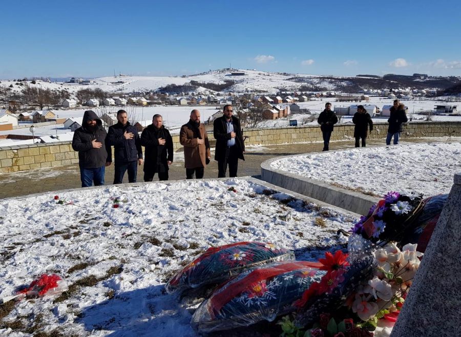 Delegacioni i FJALËS vizitoi kompleksin përkujtimor në Reçak 1