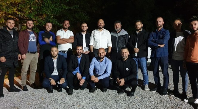 Takim në orët e vona me të rinjët e Vitisë