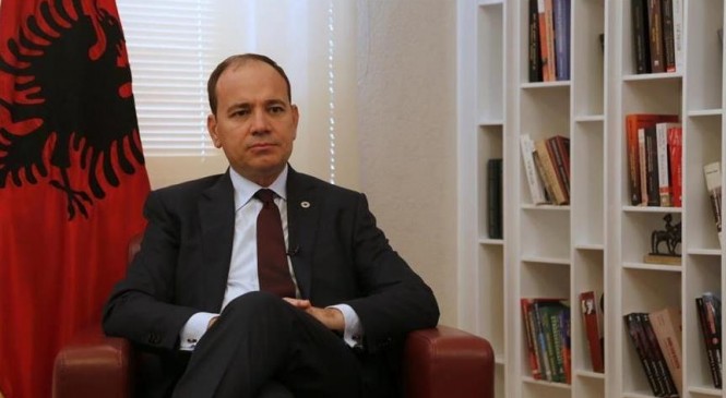 Kelmendi: Ish-presidenti Nishani dallohej nga të tjerët andej e këndej kufirit