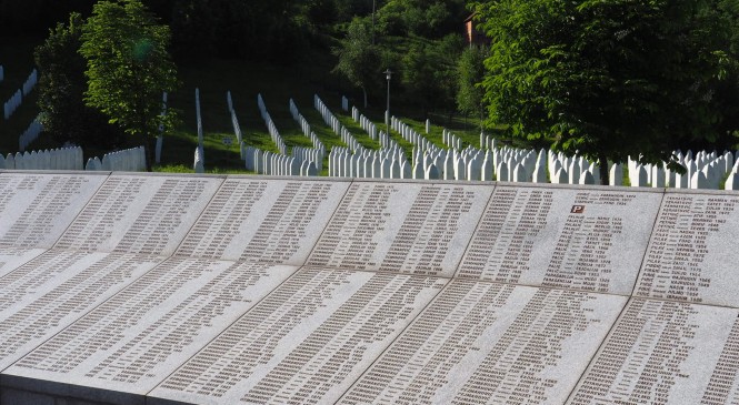 Kryetari i Partisë FJALA Dr.Gëzim Kelmendi përkujton gjenocidin e Srebrenicës!