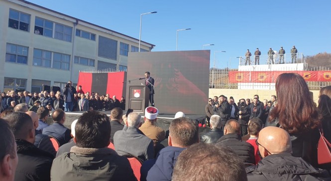 Profesori Berat Dajaku nga FJALA mori pjesë në përurimin e memorialit të daljës së parë të UÇK-së në Llaushë