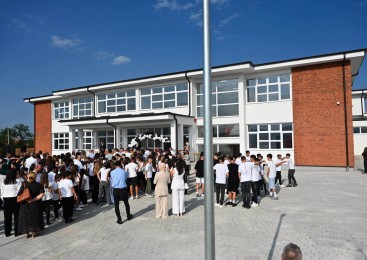 Ministër, nxënësit po i presin paratë për tekstet shkollore