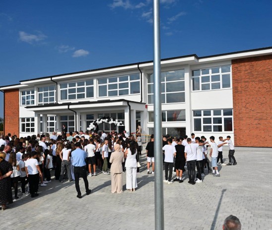 Ministër, nxënësit po i presin paratë për tekstet shkollore